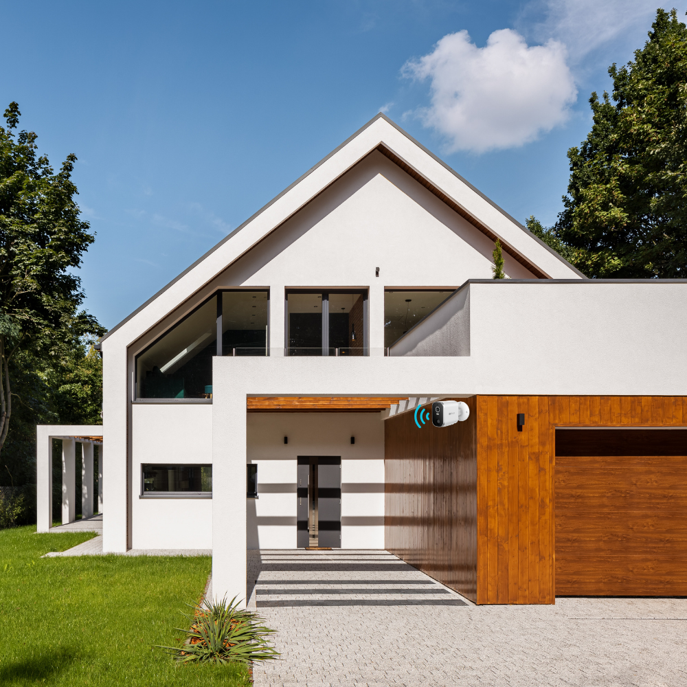 Maison moderne avec jardin verdoyant avec caméra de surveillance extérieure