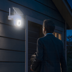 Homme devant une maison avec lumière