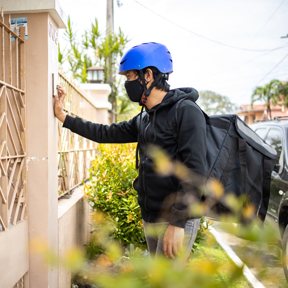 Livreur avec un casque bleu