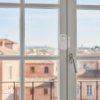 Senso Charge 2 collé à la fenêtre du balcon pour être avisé en cas d'ouverture de la fenêtre