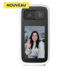 Femme souriante en visioconférence depuis l'app konyks grâce à Konyks Camini Visio Caméra Wi-FI 4MP avec Écran LCD 2,8" écran visio & audio bi-directionnel & horloge intégrée