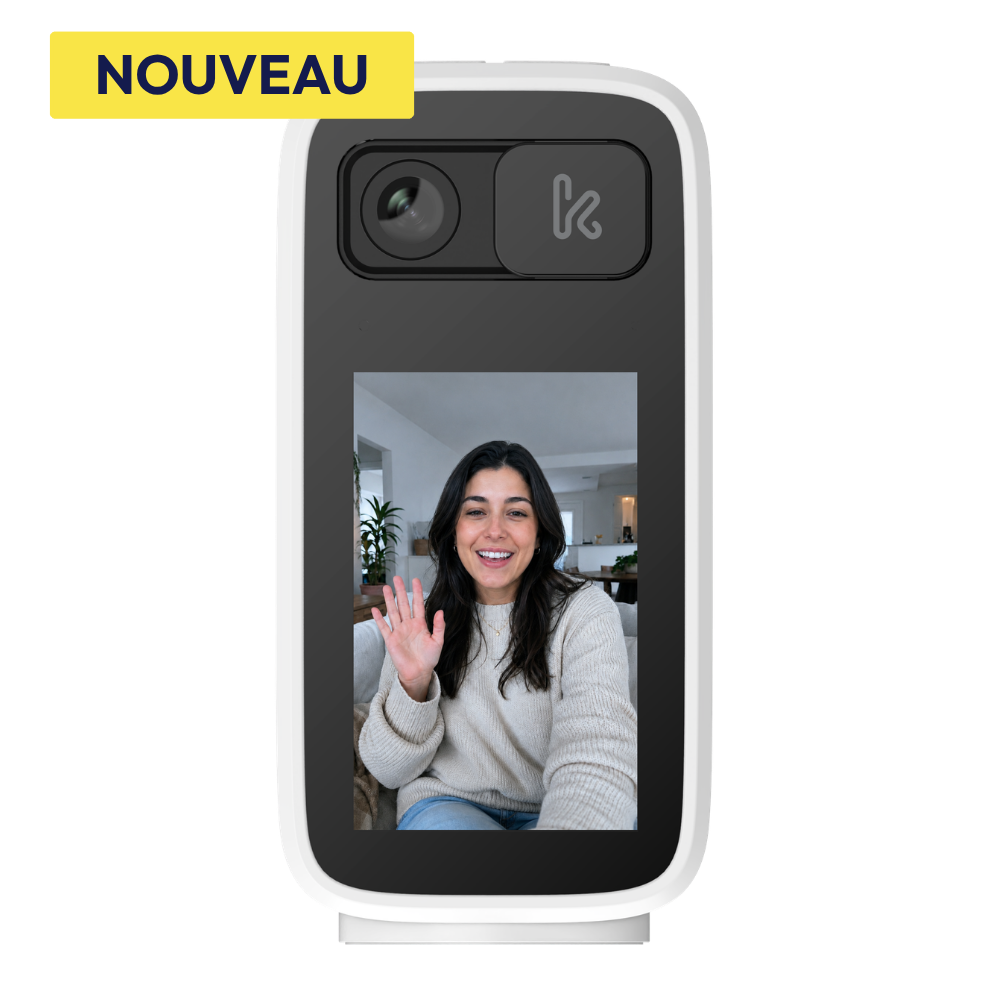Femme souriante en visioconf&eacute;rence depuis l'app konyks gr&acirc;ce &agrave; Konyks Camini Visio Cam&eacute;ra Wi-FI 4MP avec &Eacute;cran LCD 2,8" &eacute;cran visio & audio bi-directionnel & horloge int&eacute;gr&eacute;e